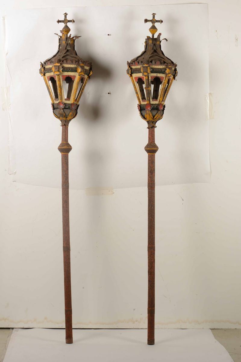 Coppia di lanterne da processione in metallo dipinto. XIX secolo  - Auction A Lombard Property | Cambi Time - Cambi Casa d'Aste