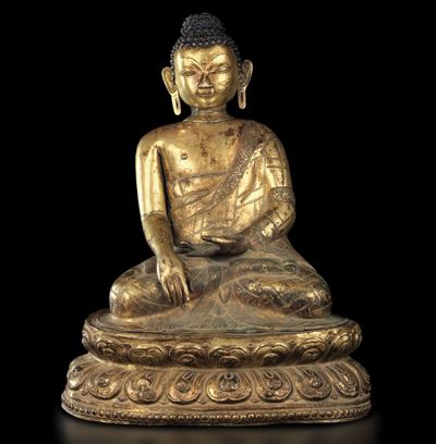 Figura di Buddha Sakyamuni Seduto su Doppio Fiore di Loto in Bronzo Dorato con Tracce di Policrom...