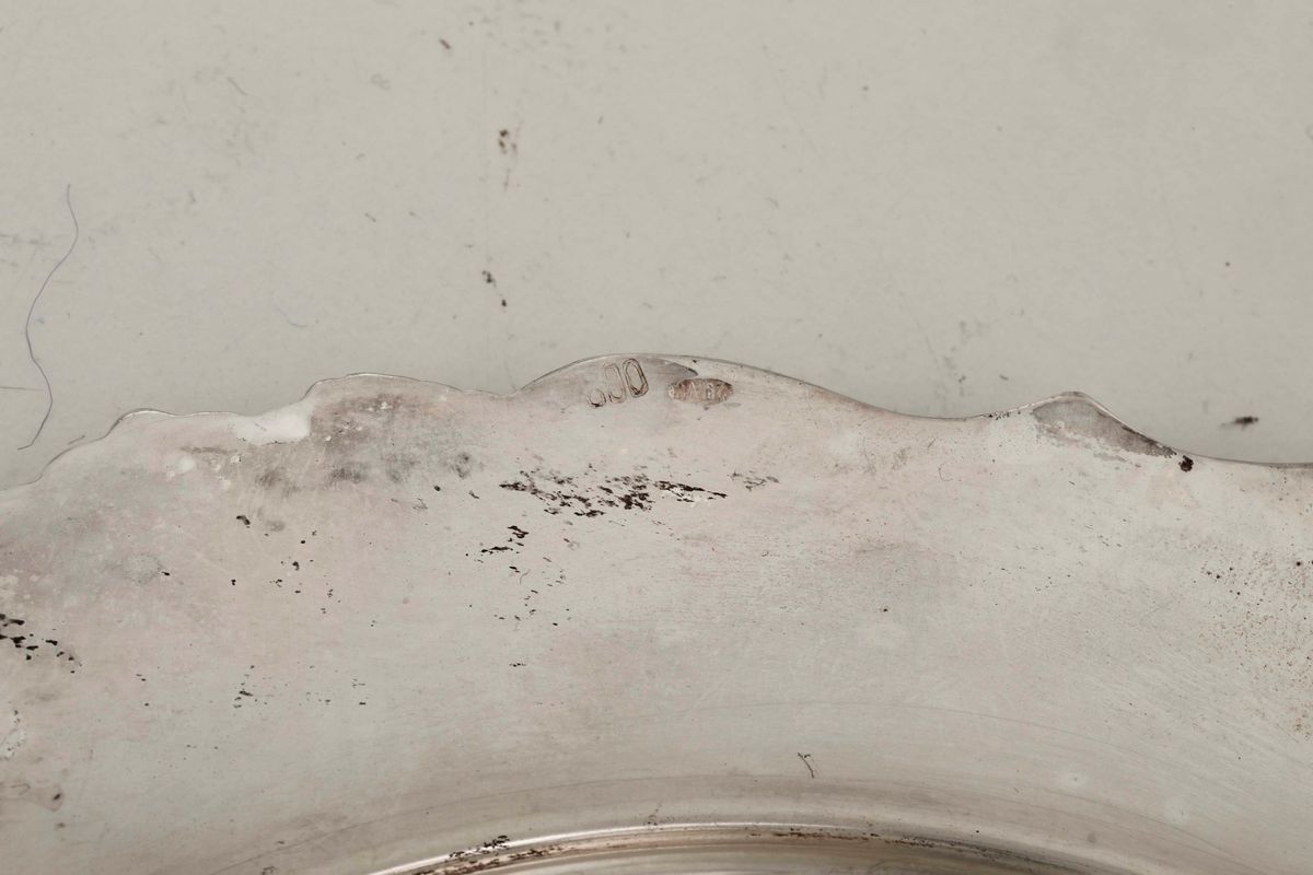 Sei Sottopiatti in Argento Fuso e Cesellato. Argenteria Artistica Italiana del XX Secolo. Argenti...