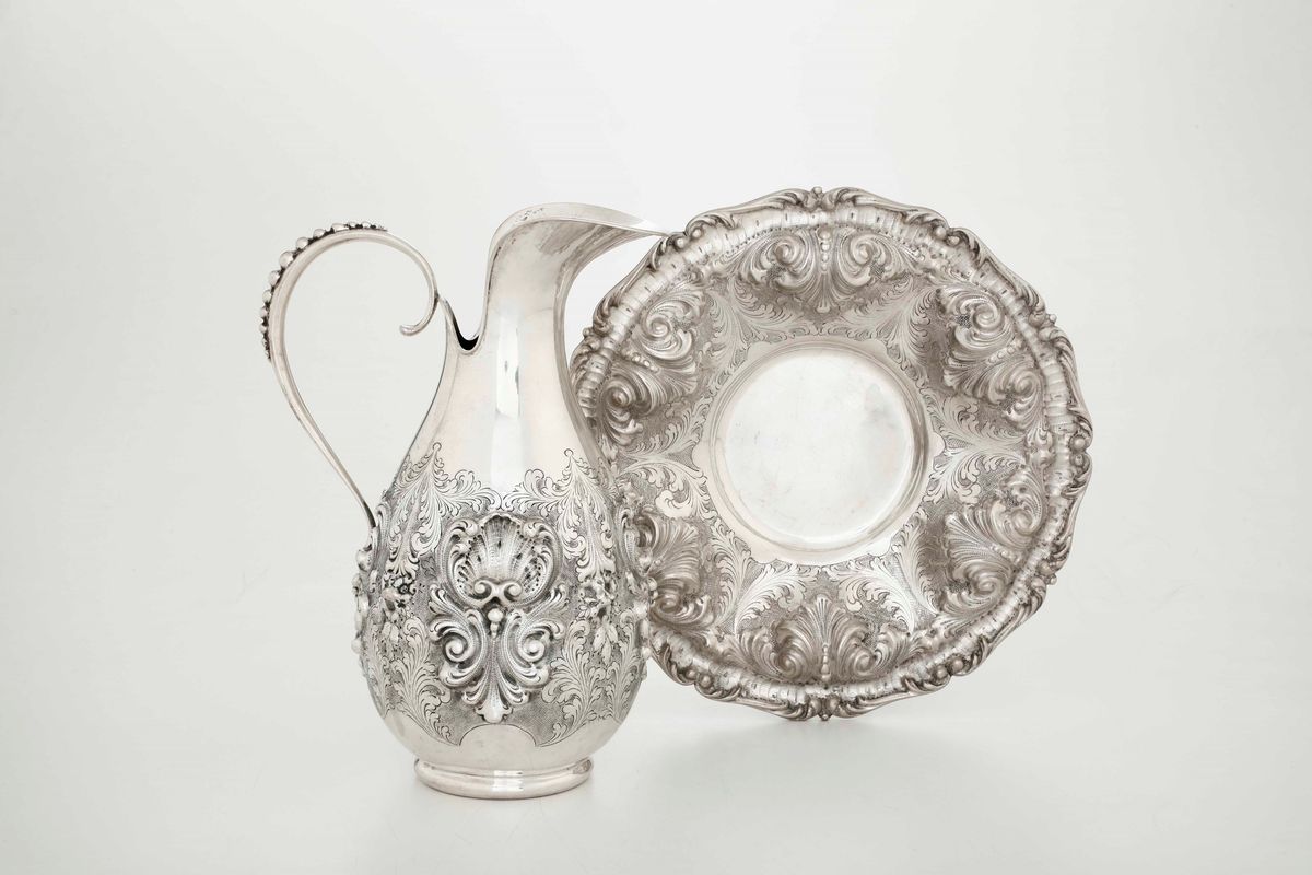 Brocca con Vassoio in Argento Fuso e Cesellato. Argenteria Artistica Italiana del XX Secolo. Arge...