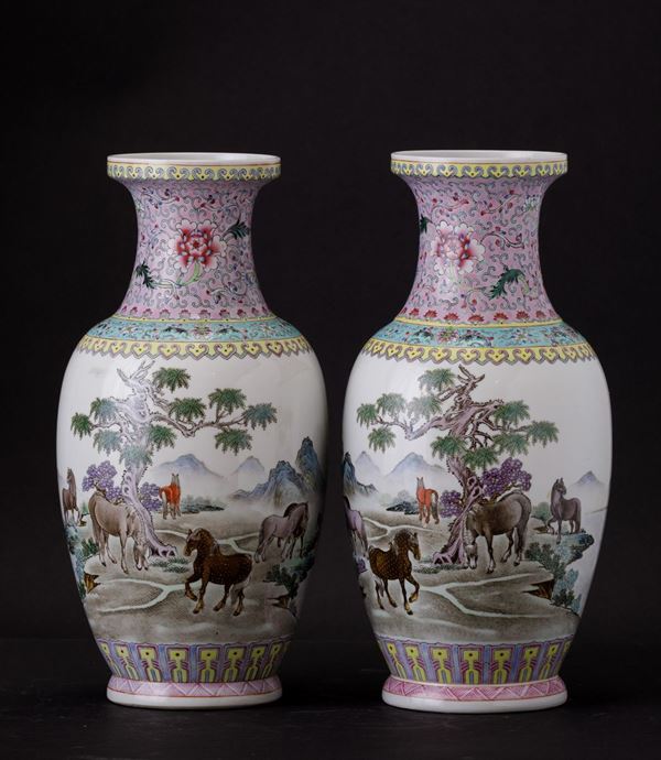 Coppia di vasi in porcellana raffiguranti paesaggi con cavalli, decori floreali e iscrizioni, Cina, XX secolo