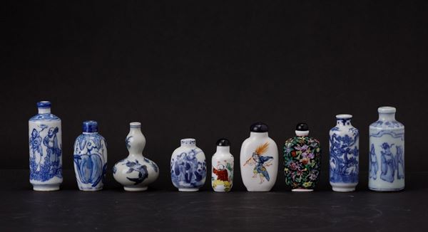 Lotto composto da nove snuff bottles in porcellana, Cina, XX secolo