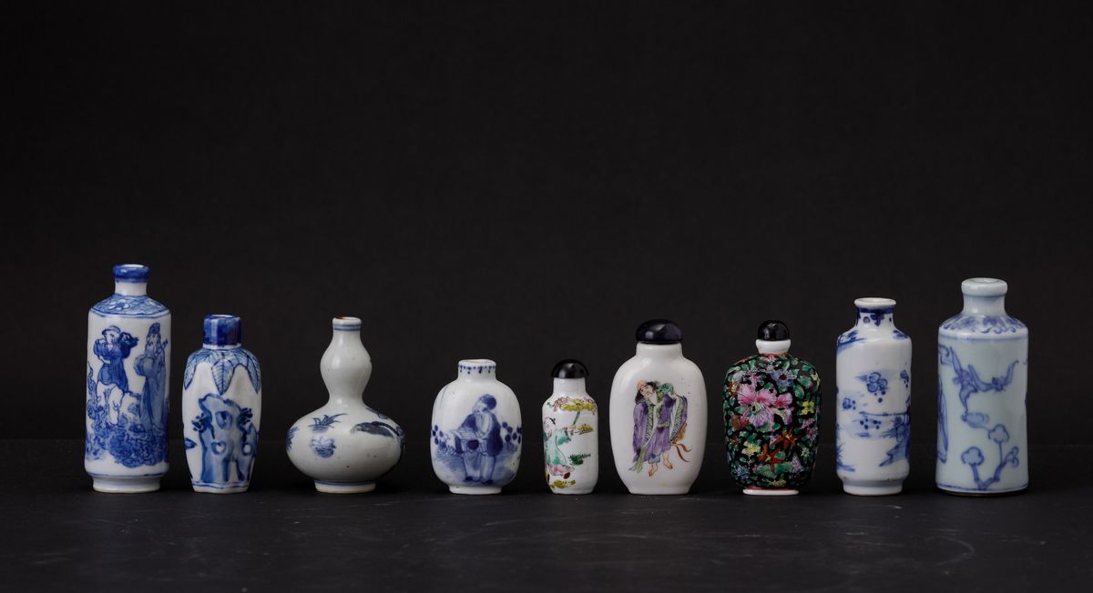 Lotto Composto da Nove Snuff Bottles in Porcellana, Cina, XX Secolo