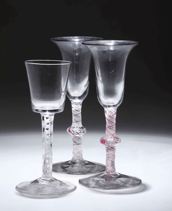 Tre bicchieri a calice Vetro soffiato con stelo a spirali bianche e rosso rubino Inghilterra o Europa centrale XVIII-XIX secolo