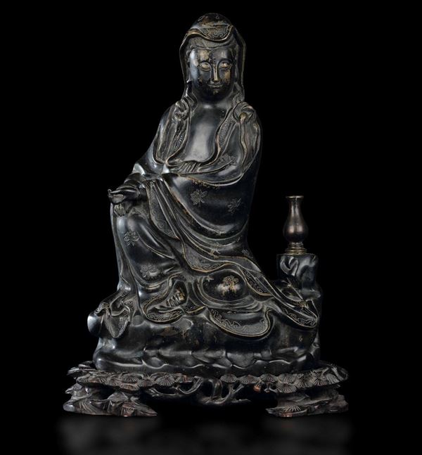 Figura di Guanyin seduta su roccia con vasetto in bronzo Shi Shou niellato in argento, Cina, Dinastia Qing, epoca Qianlong (1736-1796)