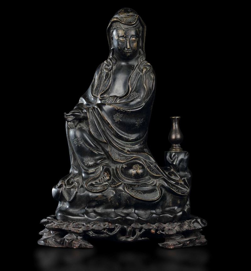 Figura di Guanyin seduta su roccia con vasetto in bronzo Shi Shou niellato in argento, Cina, Dinastia Qing, epoca Qianlong (1736-1796)  - Asta Fine Chinese Works of Art - Cambi Casa d'Aste