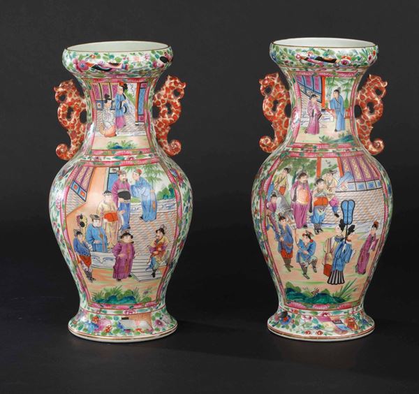 Coppia di vasi in porcellana Famiglia Rosa con anse sagomate, decori floreali e scene vita comune, Cina, Dinastia Qing, XIX secolo