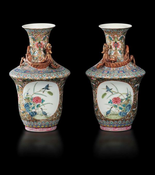 Coppia di piccoli vasi in porcellana con figure di draghetto a rilievo e soggetti naturalistici entro riserve, Cina, Repubblica, XX secolo