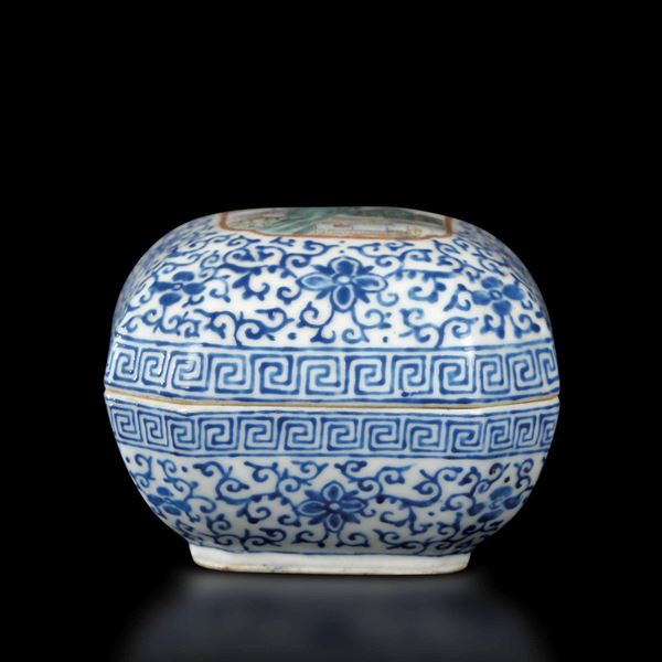 Piccola scatola quadrata in porcellana con raffigurazione di villaggio sul coperchio e decori floreali sui toni del bianco e del blu, Cina, Repubblica, XX secolo