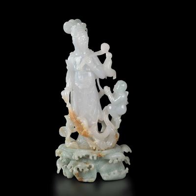 Gruppo Scolpito in Giadeite con Sfumature Color Lavanda e Verde Raffigurante Guanyin con Bambino,...