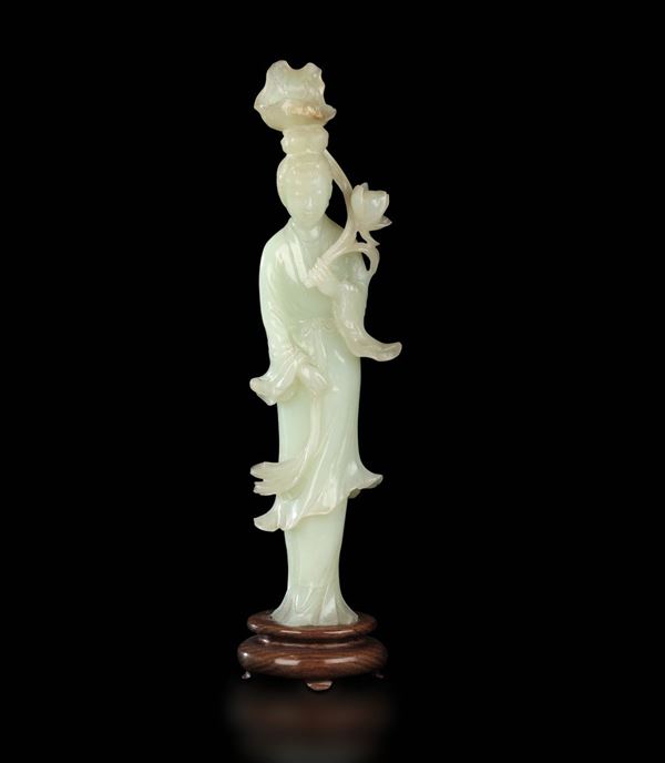 Figura di dama con fiori scolpita in giada Celadon, Cina, Dinastia Qing, XIX secolo