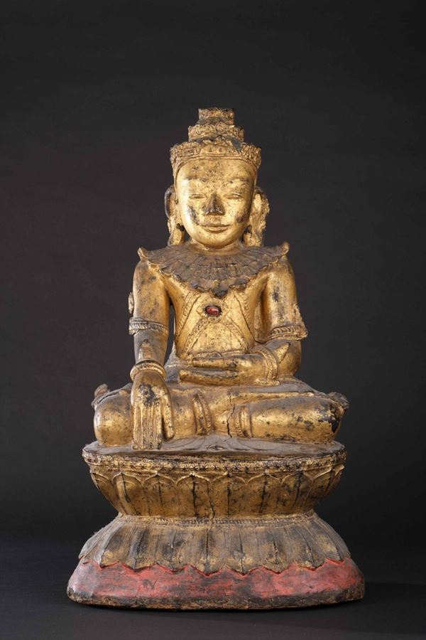 Figura di Buddha Amitayus seduto su dopio fiore di loto in legno dorato, Thailandia, XIX secolo