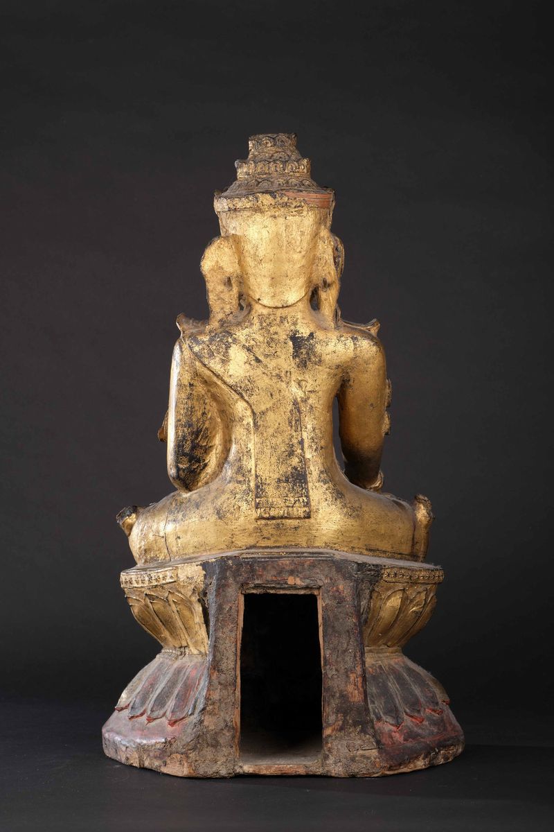 Figura di Buddha Amitayus Seduto su Dopio Fiore di Loto in Legno Dorato, Thailandia, XIX Secolo