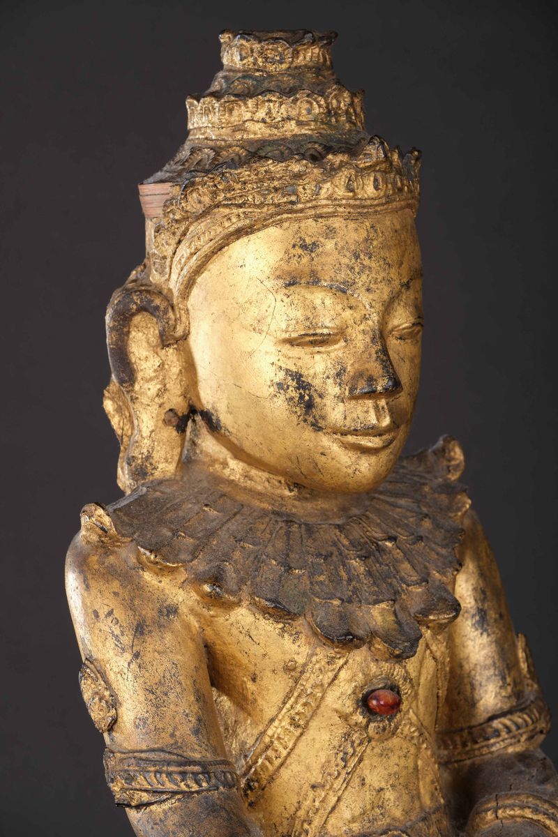 Figura di Buddha Amitayus Seduto su Dopio Fiore di Loto in Legno Dorato, Thailandia, XIX Secolo