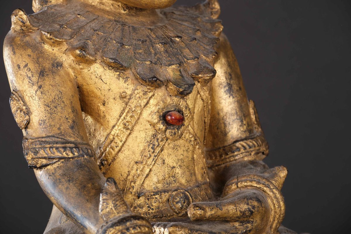 Figura di Buddha Amitayus Seduto su Dopio Fiore di Loto in Legno Dorato, Thailandia, XIX Secolo