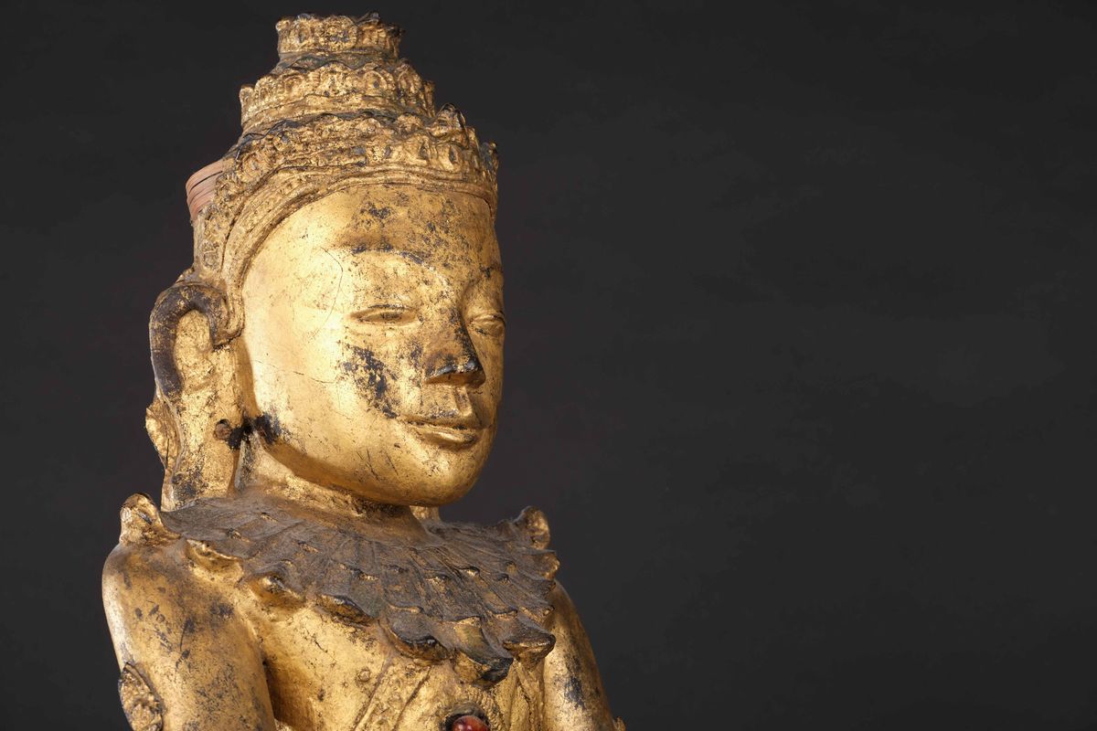 Figura di Buddha Amitayus Seduto su Dopio Fiore di Loto in Legno Dorato, Thailandia, XIX Secolo