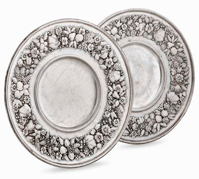 Coppia di Grandi Piatti Argento Fuso e Sagomato Argenteria Artistica Italiana del XX Secolo. Firm...