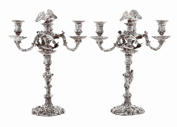 Importante coppia di candelabri in argento Sterling fuso e cesellato. Marchi della città di Londra per l'anno 1813 e dell'argentiere J. W. Storey & W. Elliot