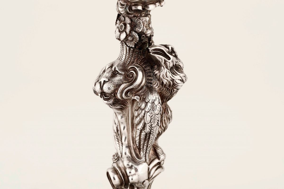 Importante Coppia di Candelabri in Argento Sterling Fuso e Cesellato. Marchi della Città di Londr...