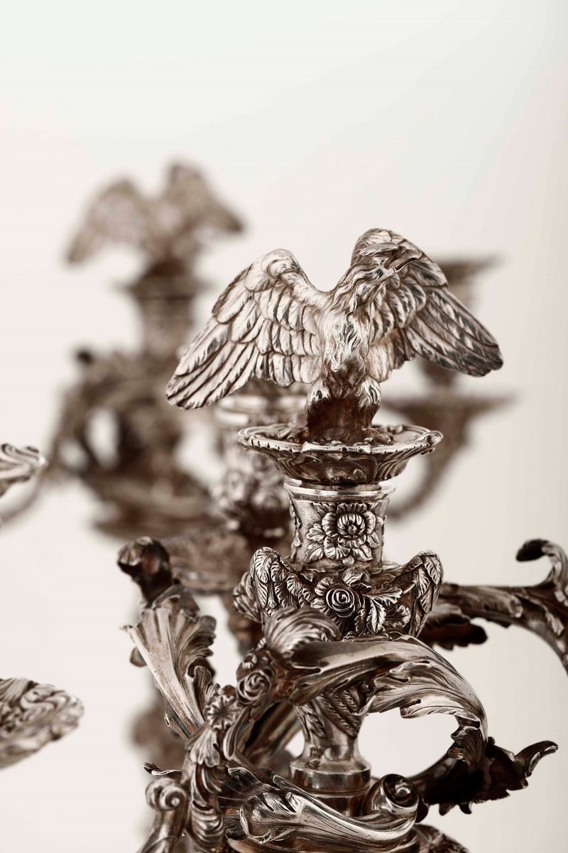 Importante Coppia di Candelabri in Argento Sterling Fuso e Cesellato. Marchi della Città di Londr...