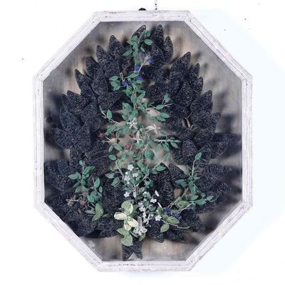 Ghirlanda Floreale Perline e Cannule in Vetro Colorato, Teca in Legno Dipinto Murano XIX-XX Secol...