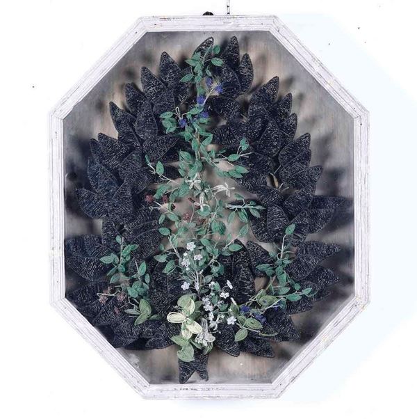 Ghirlanda floreale  Perline e cannule in vetro colorato, teca in legno dipinto Murano XIX-XX secolo