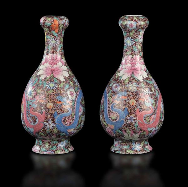 Coppia di vasi in porcellana con figure di draghi su fondo millefleurs, Cina, Repubblica, XX secolo