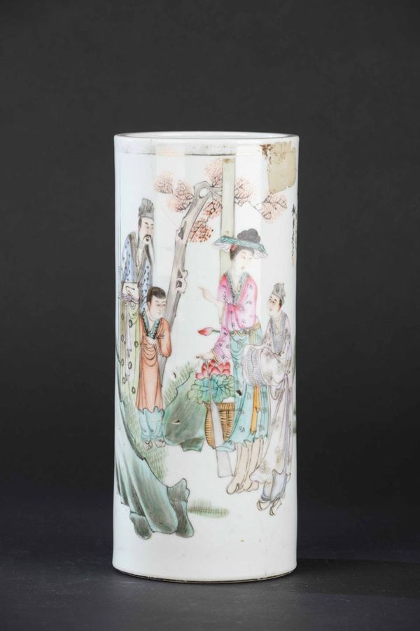 Vaso cilindrico in porcellana raffigurante scena di vita comune con personaggi e iscrizione, Cina, Dinastia Qing, XIX secolo