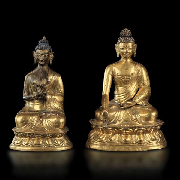 Due figure di Buddha seduti su doppio fiore di loto in repoussÃ© dorato con tracce di policromia, Tibet, XVIII secolo