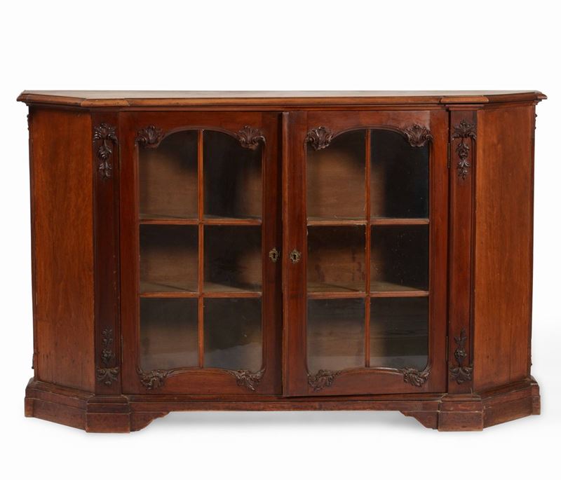 Credenza scantonata in legno intagliato con ante a vetro, XX secolo  - Auction From a Genoese family | Cambi Time - I - Cambi Casa d'Aste
