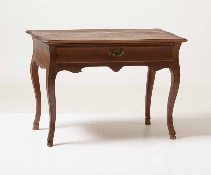 Tavolino a un cassetto in legno intagliato, XIX-XX secolo  - Auction From a Genoese family | Cambi Time - I - Cambi Casa d'Aste
