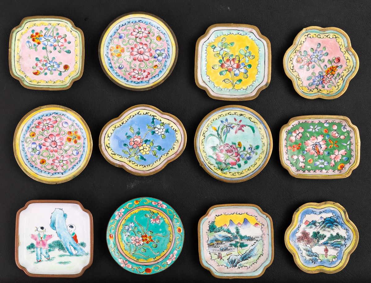 Lotto Composto da Dodici Piccoli Piatti in Smalto di Forme e Decori Diversi, Cina, Dinastia Qing,...