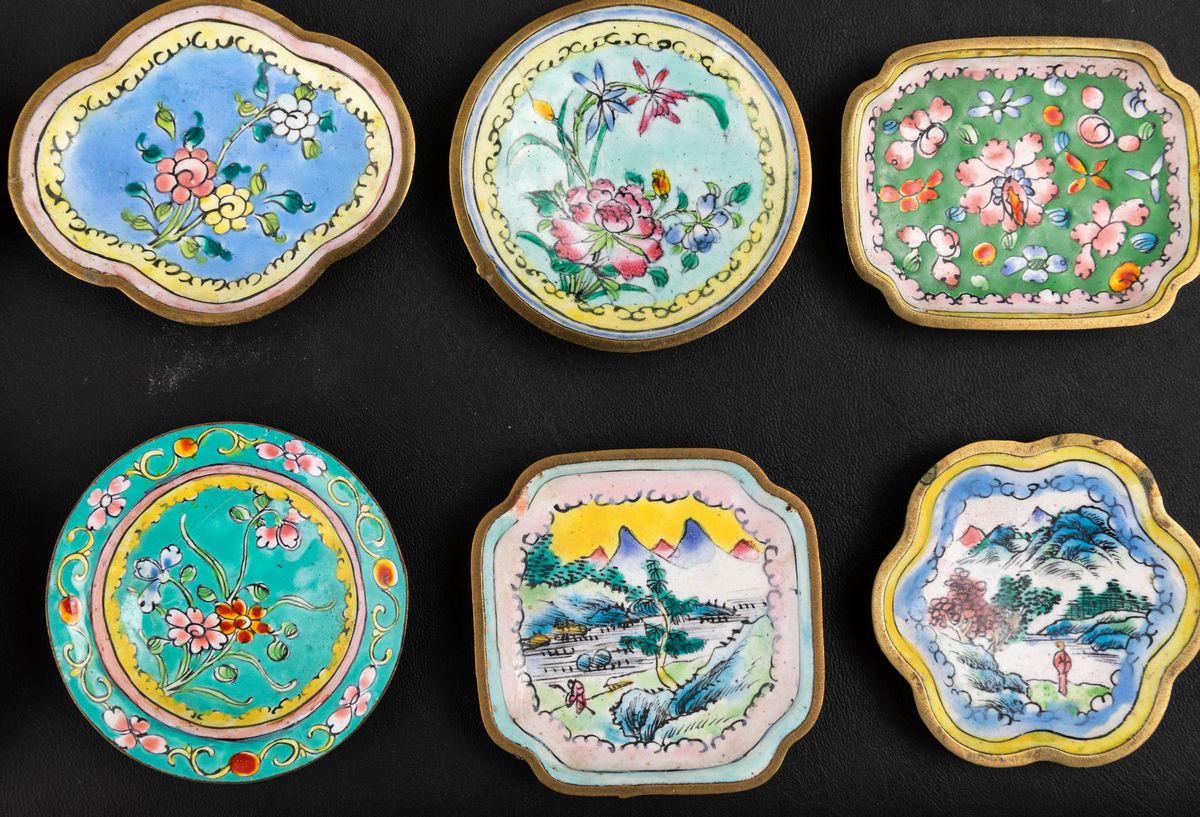 Lotto Composto da Dodici Piccoli Piatti in Smalto di Forme e Decori Diversi, Cina, Dinastia Qing,...