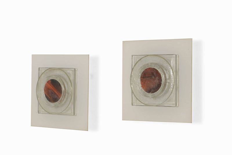 Coppia di appliques con struttura in vetro opalino e vetro colorato.  - Auction Design Lab - Cambi Casa d'Aste