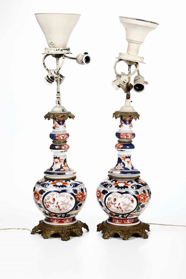 Coppia di vasi montati a lampada Manifattura europea su ispirazione delle porcellane Imari, prima metà del XX secolo