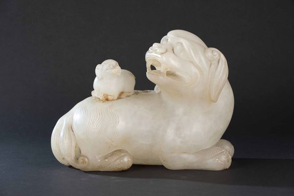 Figura di drago con cucciolo scolpita in alabastro, Cina, XX secolo