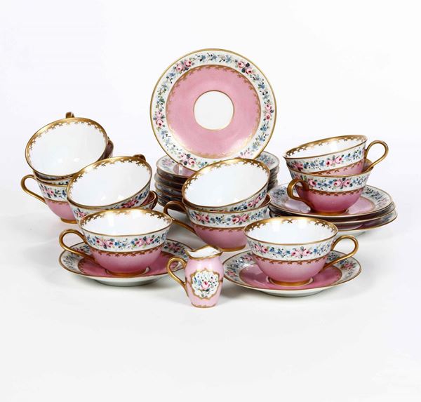 Undici tazze da tè con dodici piattini e una lattiera  Germania, Selb, Manifattura Heinrich, XX secolo, decorazione pittore indipendente
