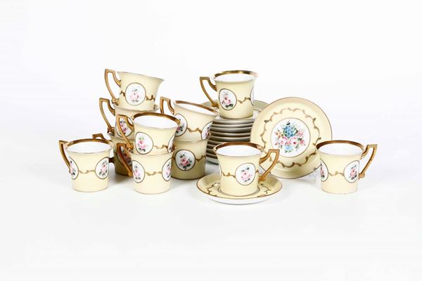 Undici tazze da caffè con piattino  Manifattura indeterminata, XX secolo, decorazione di pittore indipendente