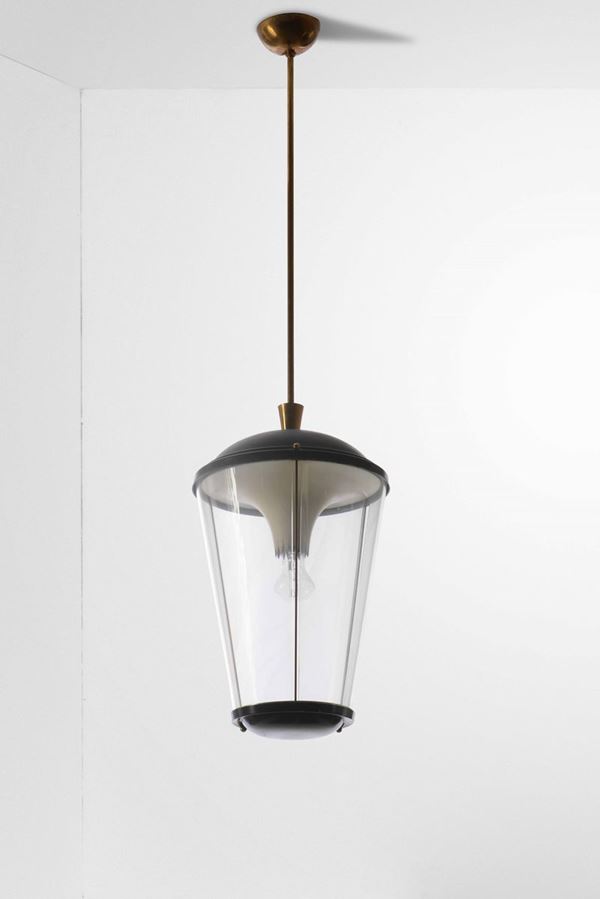 Due lampade a sospensione con struttura in ottone e metallo laccato. Diffusori in vetro.