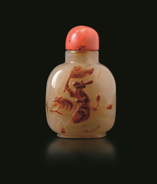 Snuff bottle in agata con figura di cavaliere a rilievo, Cina, Dinastia Qing, XIX secolo