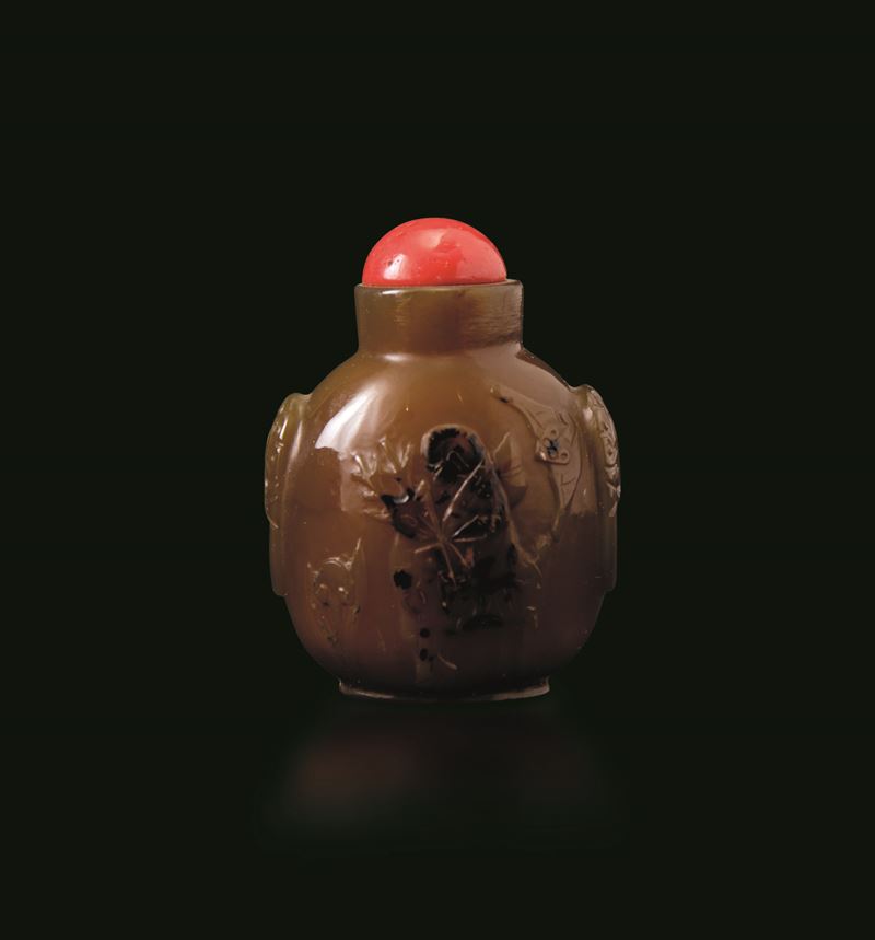 Snuff bottle scolpita in agata muschiata con figura di saggio e cerbiatto a rilievo, Cina, Dinastia Qing, XIX secolo  - Asta Fine Chinese Works of Art - Cambi Casa d'Aste