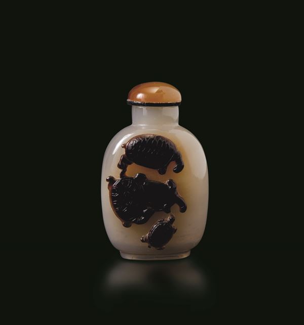 Snuff bottle finemente scolpita in agata muschiata con tartarughe a rilievo, Cina, Dinastia Qing, XIX secolo