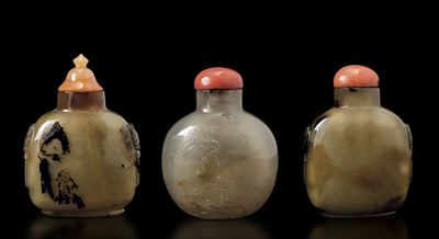 Tre Snuff Bottles Scolpite in Agata Muschiata con Decori di Vario Soggetto e Tappi in Corallo, Ci...