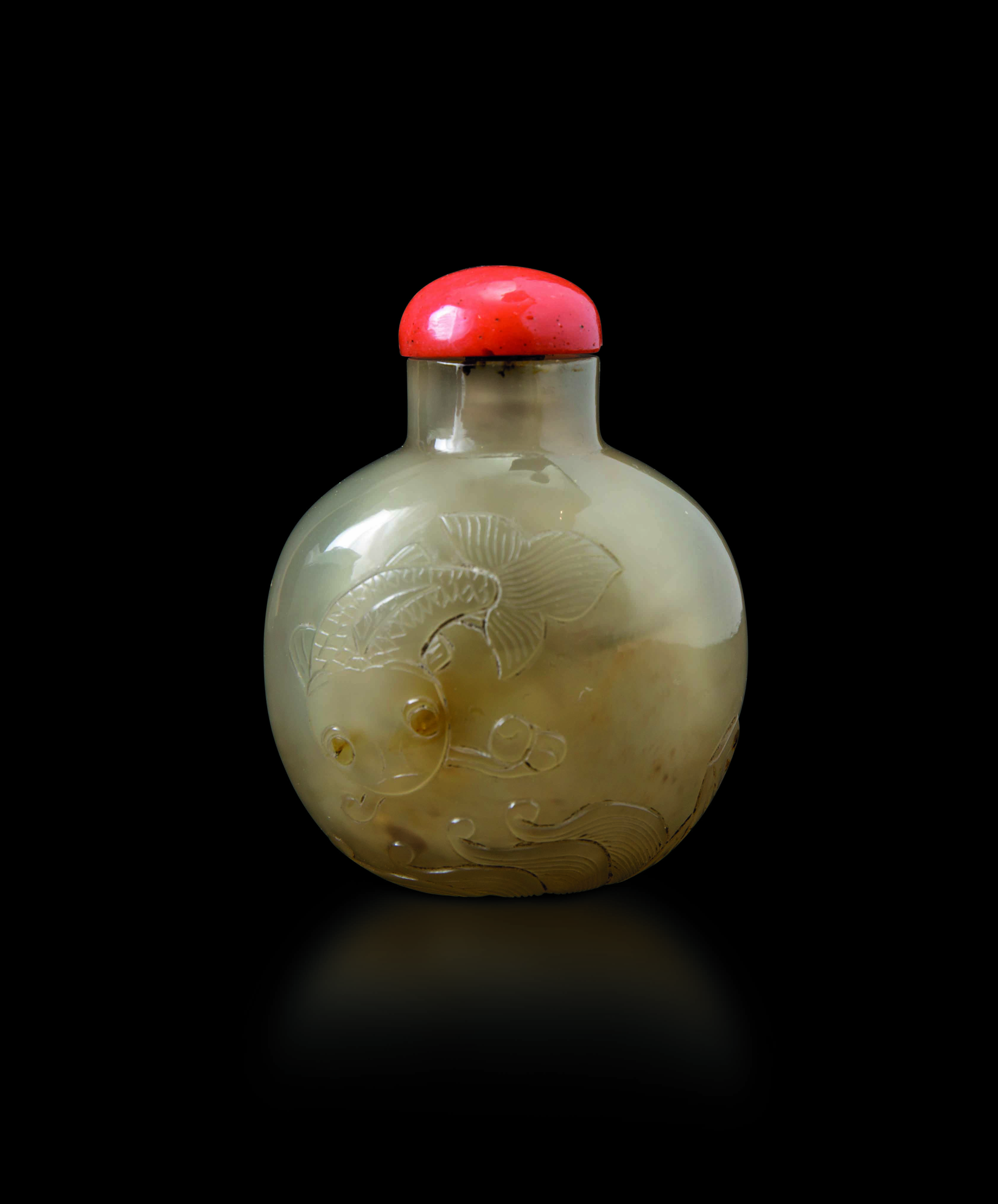 Tre Snuff Bottles Scolpite in Agata Muschiata con Decori di Vario Soggetto e Tappi in Corallo, Ci...