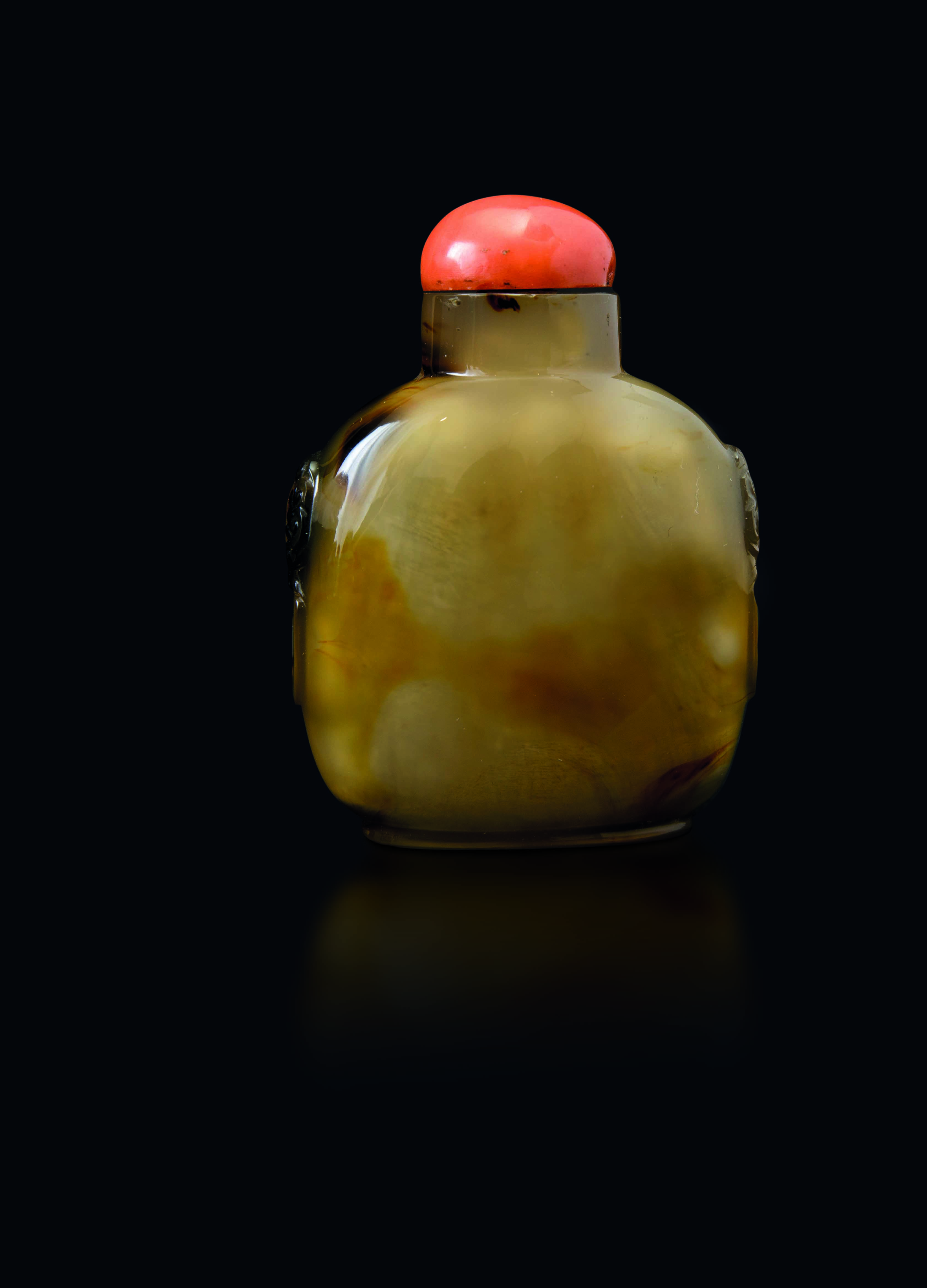 Tre Snuff Bottles Scolpite in Agata Muschiata con Decori di Vario Soggetto e Tappi in Corallo, Ci...
