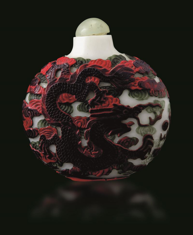 Grande snuff bottle in vetro di Pechino a tre strati con decoro di draghi tra le nuvole, Cina, Dinastia Qing, epoca Guangxu (1875-1908)  - Asta Fine Chinese Works of Art - Cambi Casa d'Aste