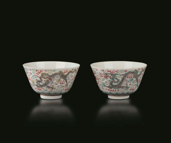 Coppia di piccole ciotole in porcellana con decoro di draghi tra le nuvole, Cina, Repubblica, XX secolo
