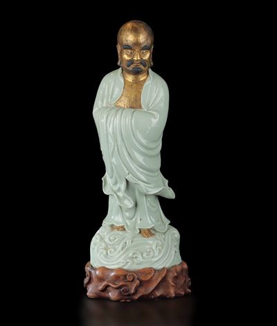 Figura di Luohan in Porcellana Color Celadon Parzialmente Dorata, Cina, Dinastia Qing, XIX Secolo