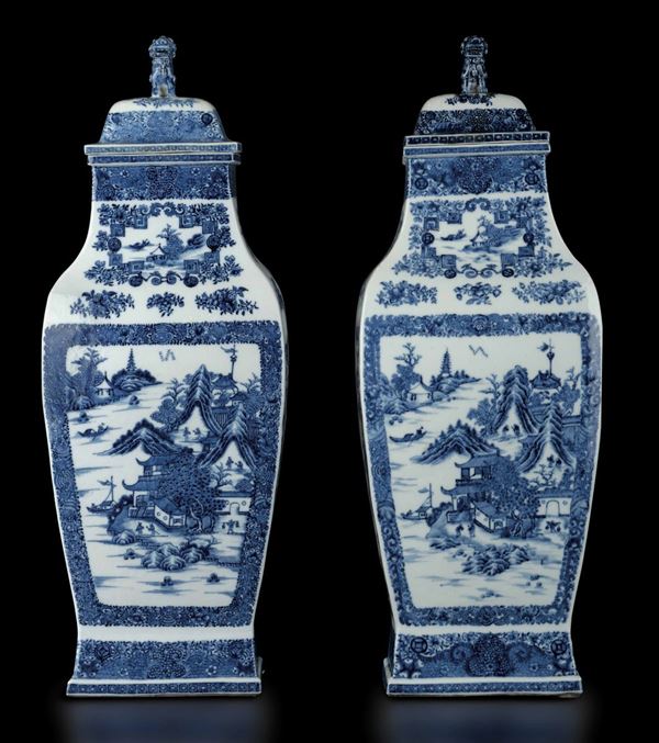 Coppia di grandi potiches a sezione rettangolare in porcellana bianca e blu con decori floreali e raffigurazioni di paesaggio entro riserve, Cina, Dinastia Qing, epoca Qianlong (1736-1796)