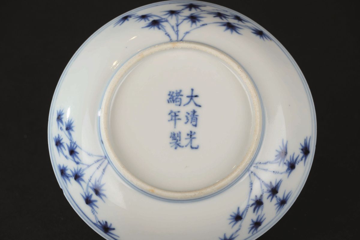 Piattino in Porcellana Bianca e Blu con Figura di Airone Entro Paesaggio, Cina, Dinastia Qing, Ma...